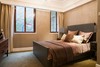 Двухстворчатые деревянные окна в спальне